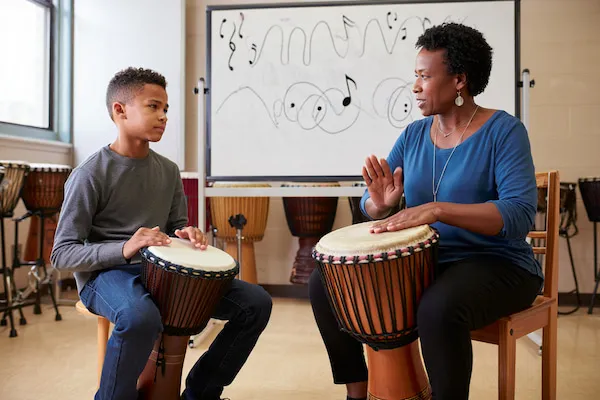 photo d’un élève avec son professeur de djembé