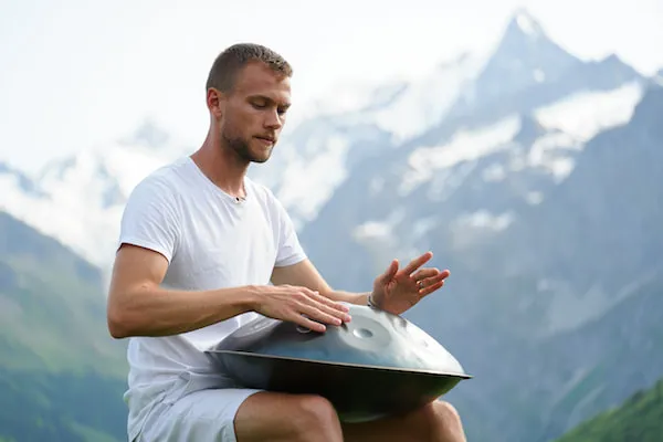 photo d'un joueur de handpan