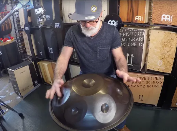 photo d'une personne en train de jouer du handpan
